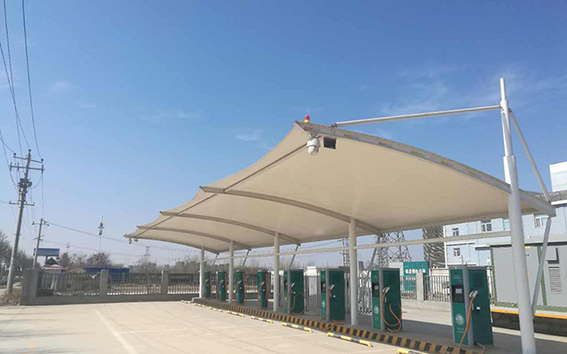 钢膜结构车棚有哪些特点?